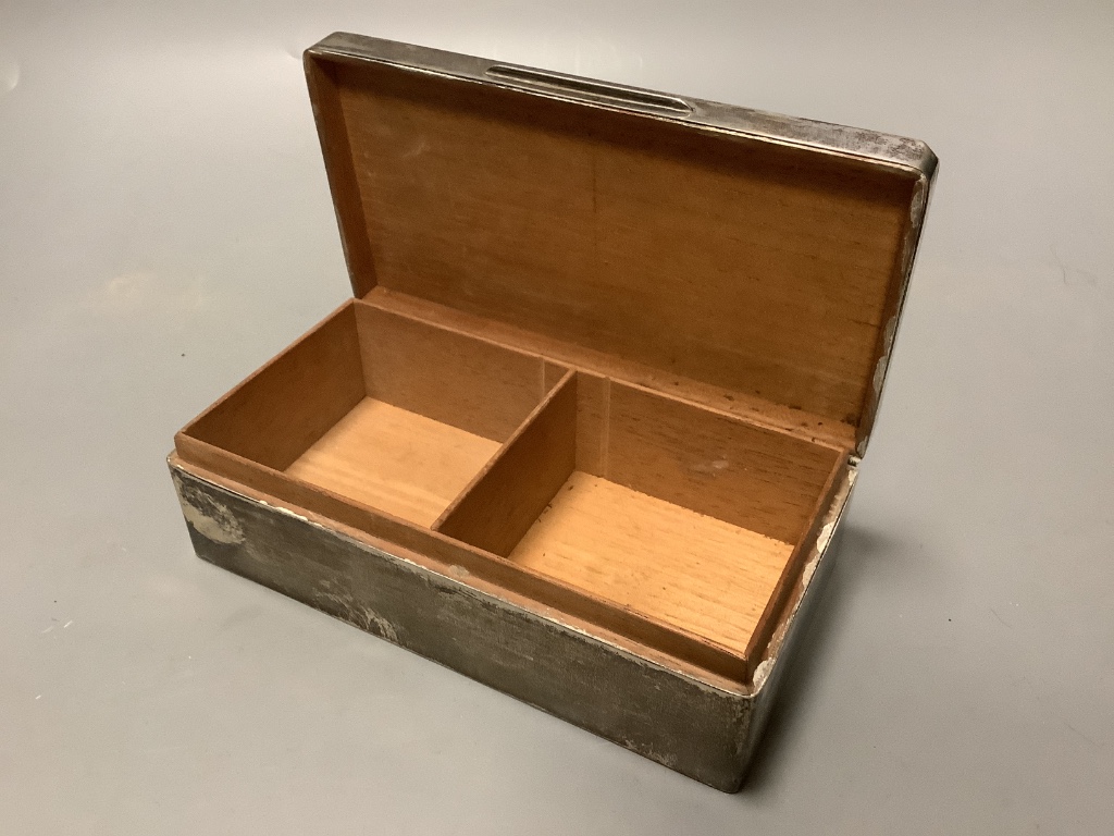 A George V engine turned silver rectangular cigarette box, Birmingham 1928,17.3 cm.